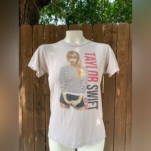 Taylor Swift The Red Tour 2013 women's tee size Small.